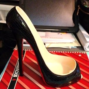 Stiletto wine bottle holder shoe